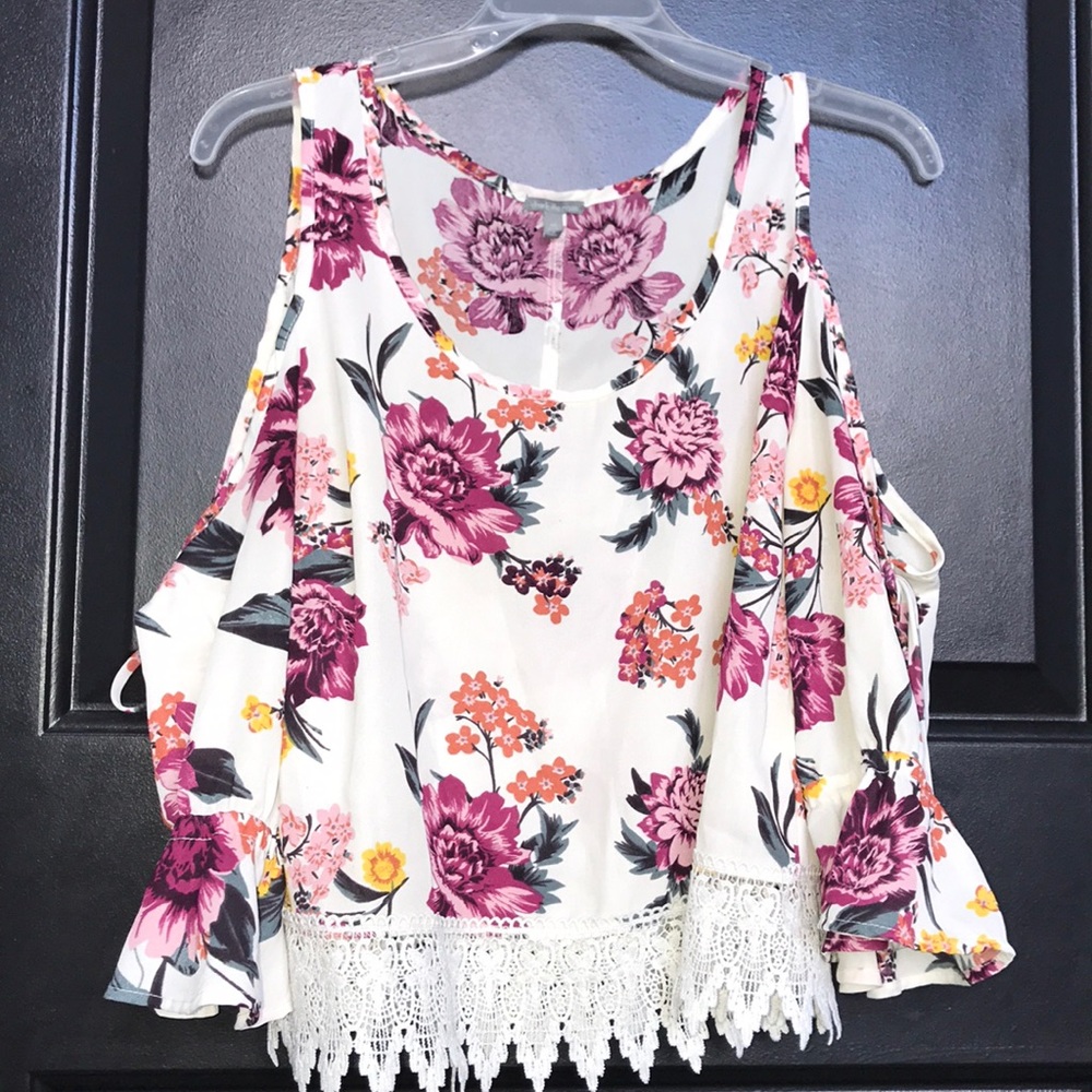 Cut out shoulder floral shirt!